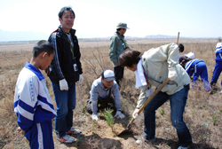 山西省大同市は山嶺村で植樹する緑化事業団の一コマ