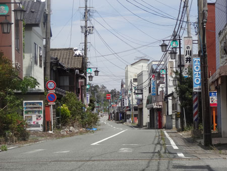 かつてのにぎわいが消え、静まりかえっている商店街