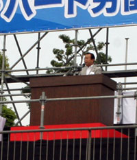 第79回大阪地方メーデーで主催者を代表してあいさつするメーデー実行委員長、川口清一さんの写真