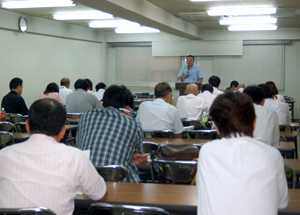 吉沢さんの講演に、耳を傾ける聴講者