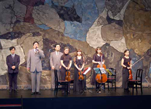 大阪センチュリー交響楽団楽員会代表、望月正樹さんと演奏を行った楽団員が、公立オーケストラとしての存続を求めて、アピールしている写真