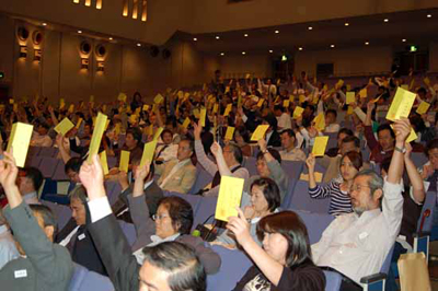 圧倒的多数の賛成によって、議案は可決・承認された