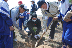 山嶺村の子どもたちと一緒に植樹。いつの日か大きな林に育ちますように