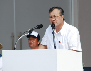 県民大会で今後の取り組みの強化を訴える福山真劫平和フォーラム事務局長の写真