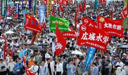 大阪城公園・太陽の広場に約7万人が集まった