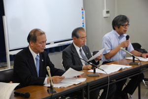 山口自治労大阪副委員長（写真右）は当案件についての見解を述べ、北本弁護士（写真左）は、市に対し労使関係正常化を強く求めると訴えた