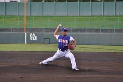 力投する自治労寝屋川チーム岩井投手