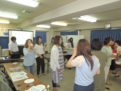 実験では、幼稚園の子ども達以上に “え〜っ” “何でこうなるの” “次はこうしてみよう” と、工夫し、改善し、探究した