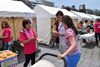 給食フェアには、訪日外国人観光客の姿も。カレーを味見し、日本の味を堪能していた