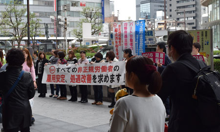 自治体で働く臨時非常勤等職員の厳しい現状を街頭行動でアピールした