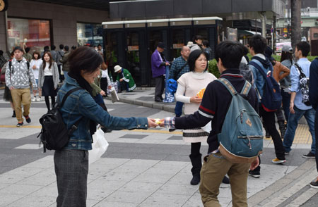 街頭でティッシュを配布し、現状を訴えた