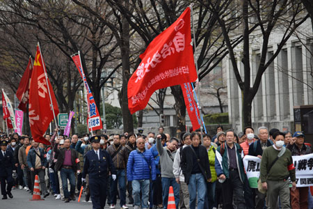 「戦争法反対！辺野古に基地は作らせないぞ」とシュプレヒコールをあげるデモ参加者