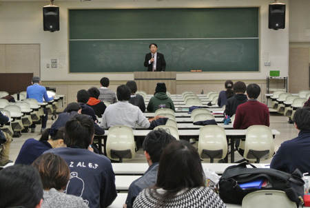 高橋書記長は労働組合の重要性を学生に訴えた