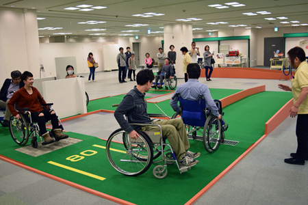 参加者はエイジレスセンターで車いすを体験。段差や側溝のふたなど、走行しにくい場面を体験した。