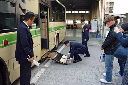 バスには車いす用のスロープが設置されている