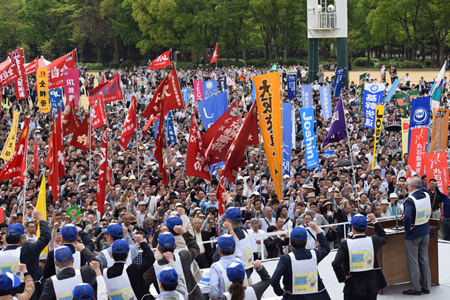 「働くことを軸とする安心社会」の実現にむけて意思統一をするメーデー参加者＝大阪城公園・太陽の広場