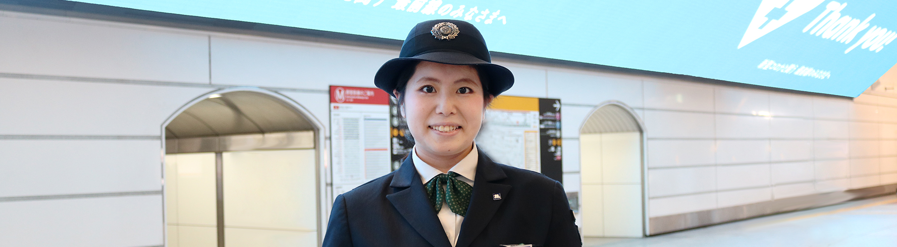 インタビューの女性駅員の写真