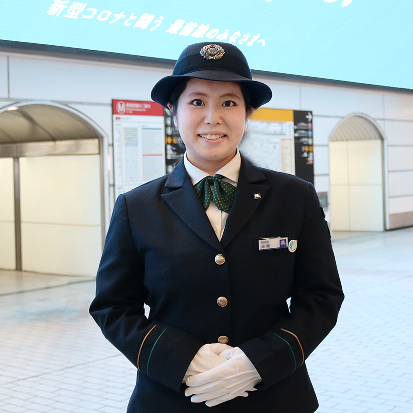 インタビューの女性駅員の写真