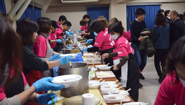 懇親会で「給食メニュー」を振る舞う府本部現業評議会・学校給食部会のみなさん