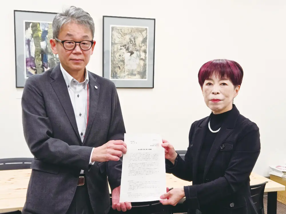 財務部長に要求書を手交する國眼執行委員長